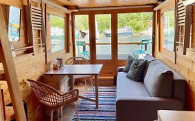 Houseboat Ginger Prague